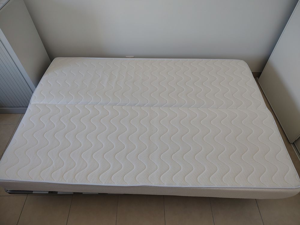 CLIC-CLAC &agrave; lattes. Etat comme neuf. Matelas 15cm. Meubles