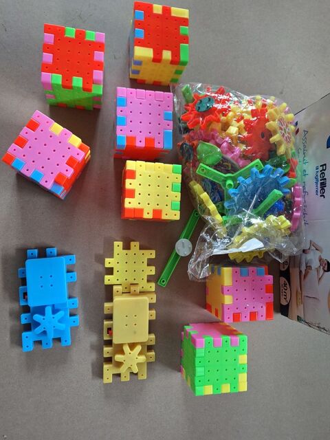 ensemble de 8 jouets   
15 Dammarie-les-Lys (77)