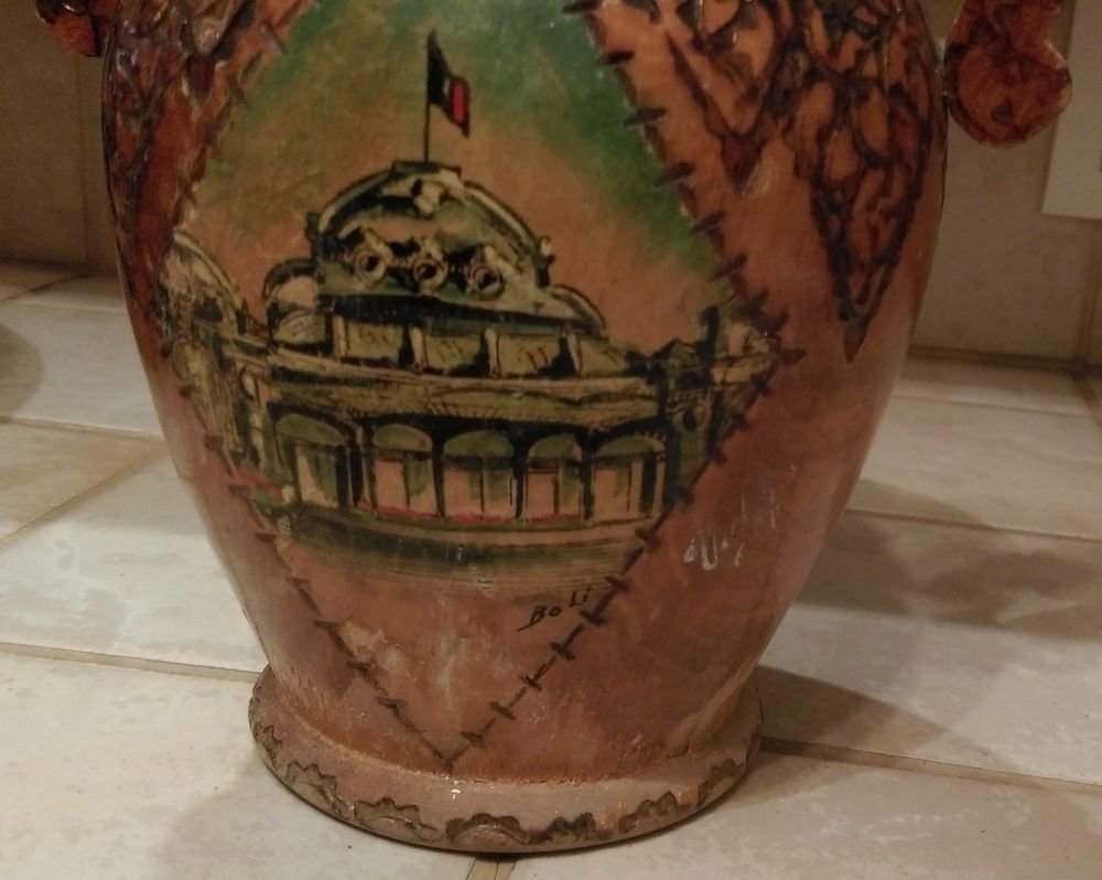 ancien Vase en bois pyrograv&eacute; sign&eacute; Boli le verni est un peu Décoration