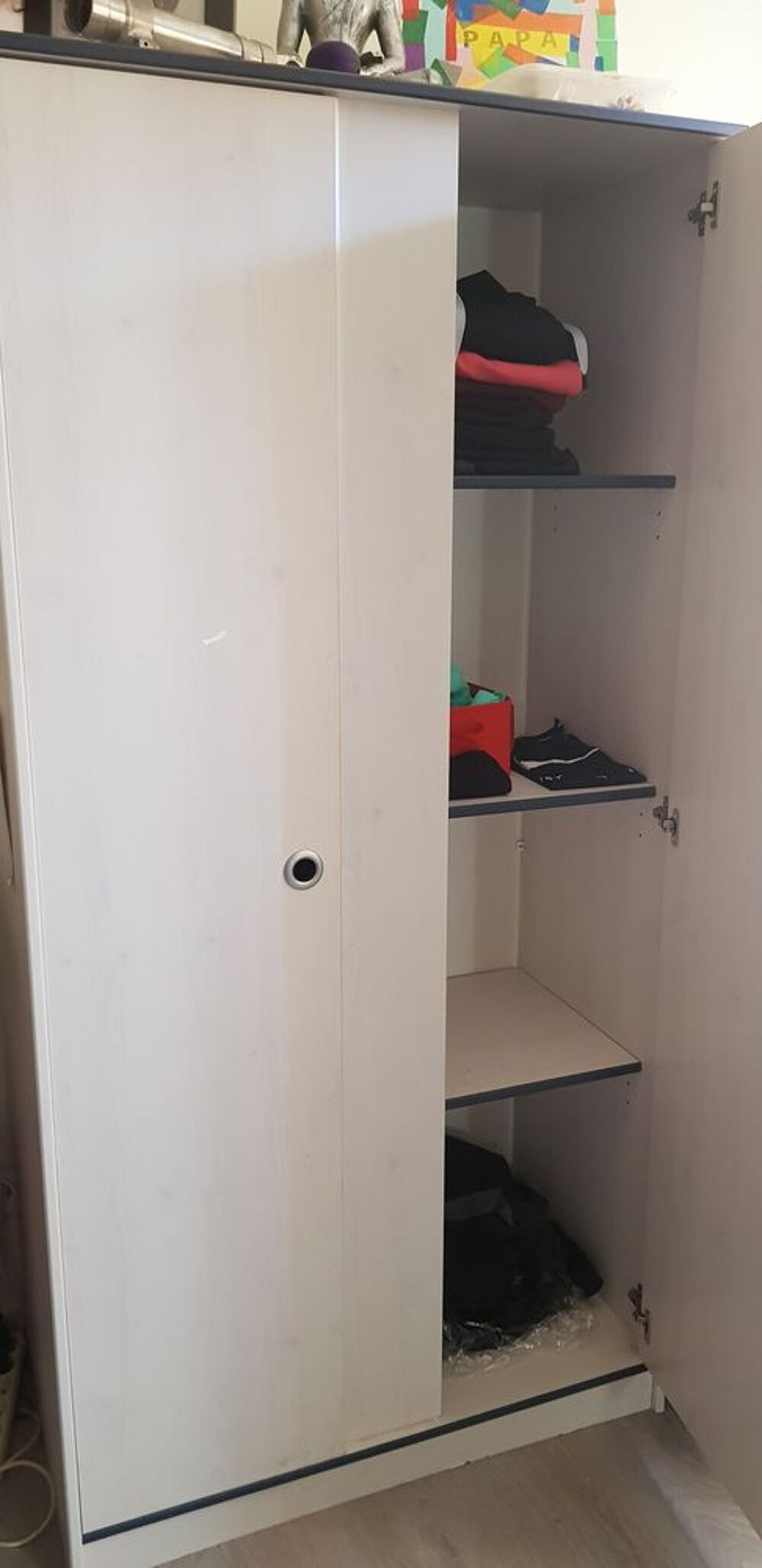 Armoire avec penderie 
90 cm L 50 cm l .
Meubles