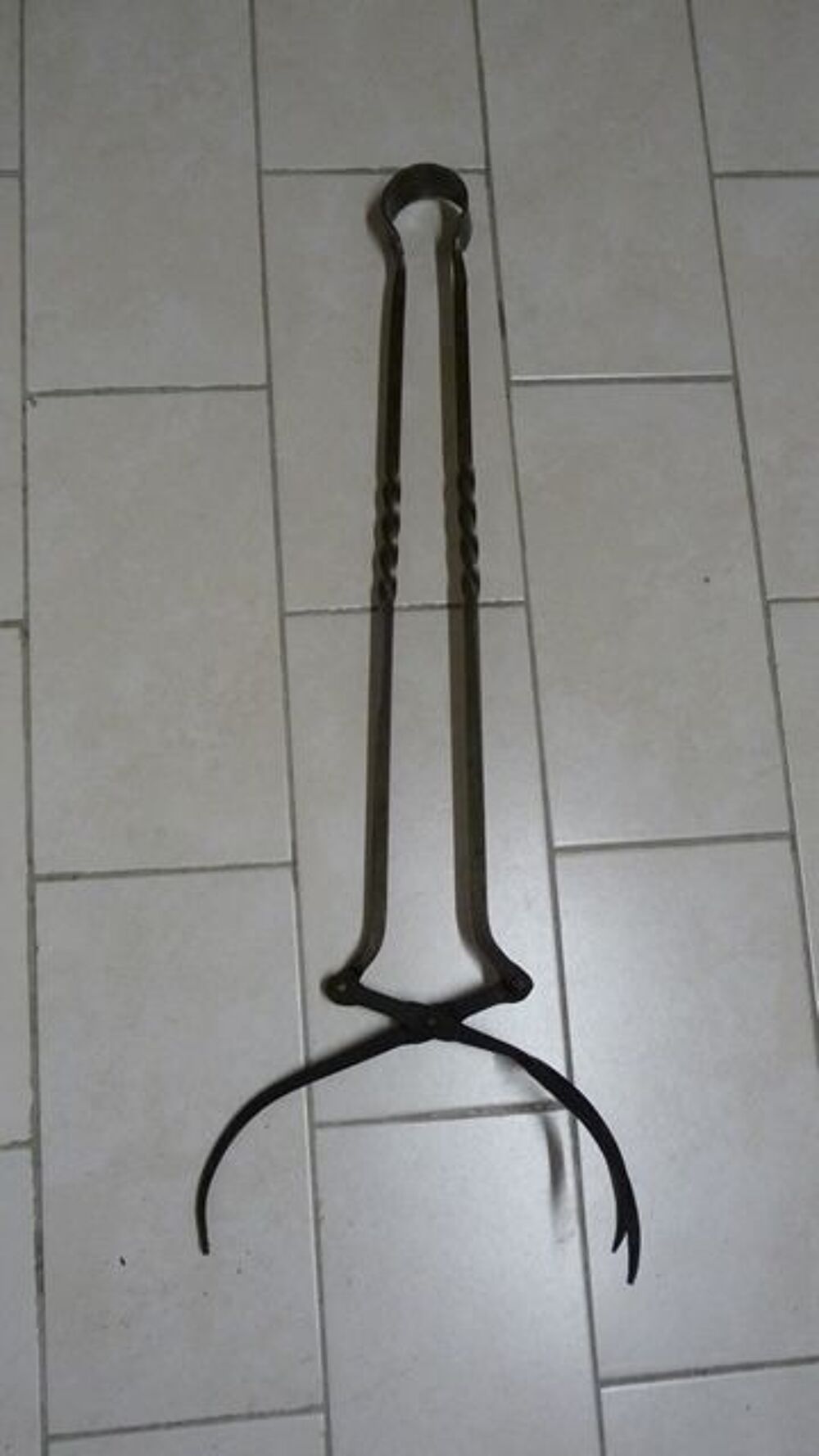 Pince &agrave; grosses B&ucirc;ches en fer forg&eacute;, &agrave; m&eacute;canisme. * RARE * Décoration