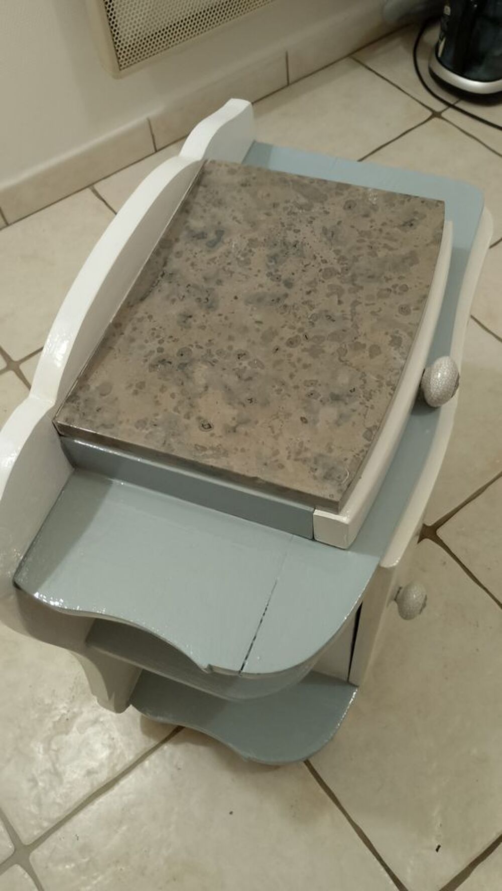 Meuble de chevet relook&eacute; Meubles