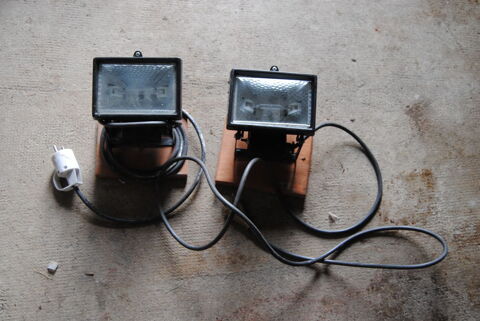 Lot de deux projecteurs ext�rieurs noirs type halog�ne R7S 7 20 Villeneuve-sur-Yonne (89)