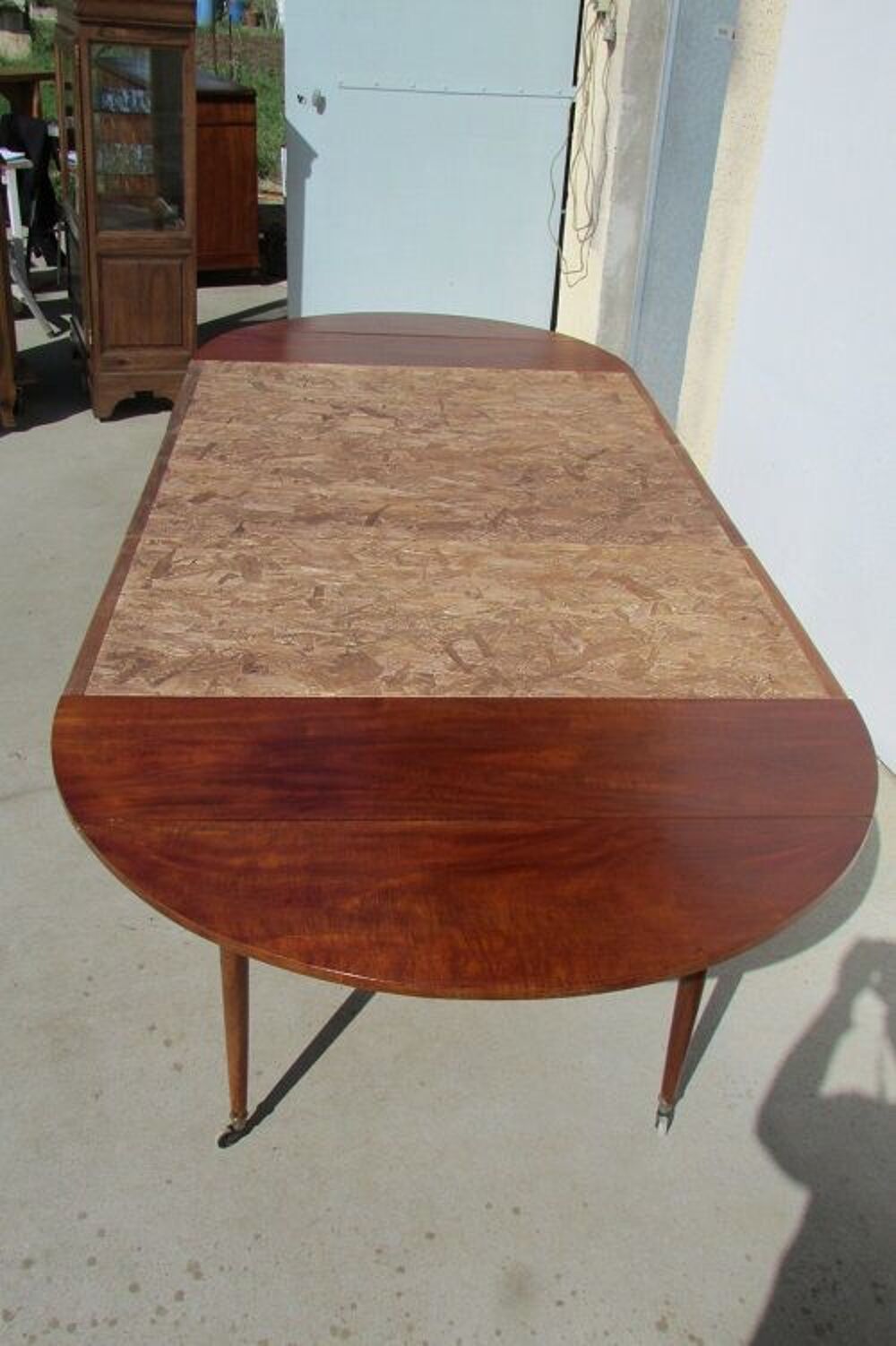 Belle table ronde 6 pieds fuseaux en acajou, extensible Meubles