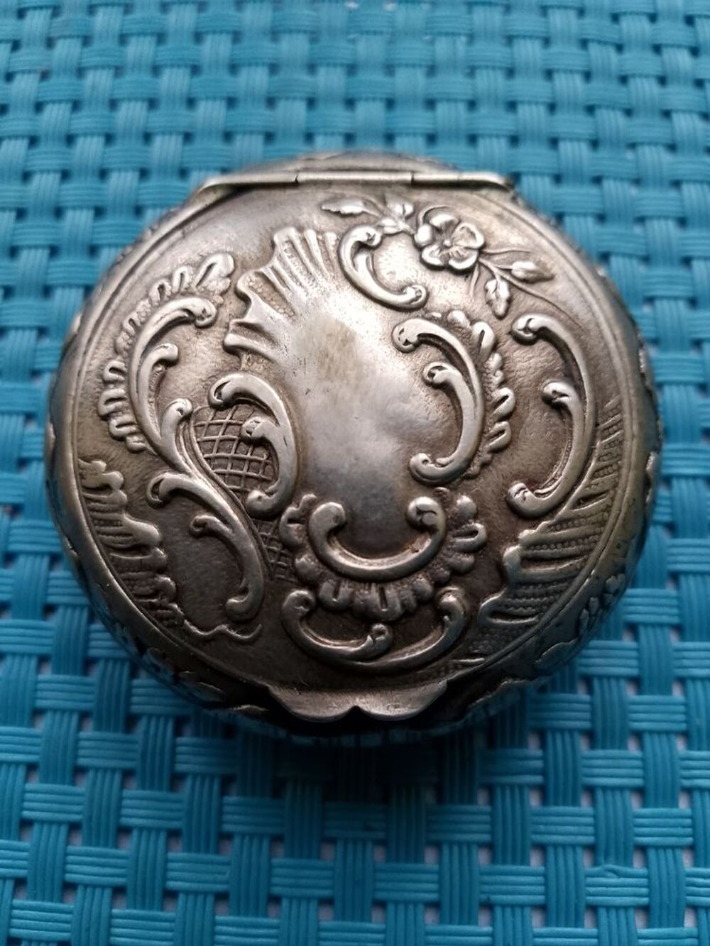 Ancienne jolie bo&icirc;te avec motif en argent Bijoux et montres
