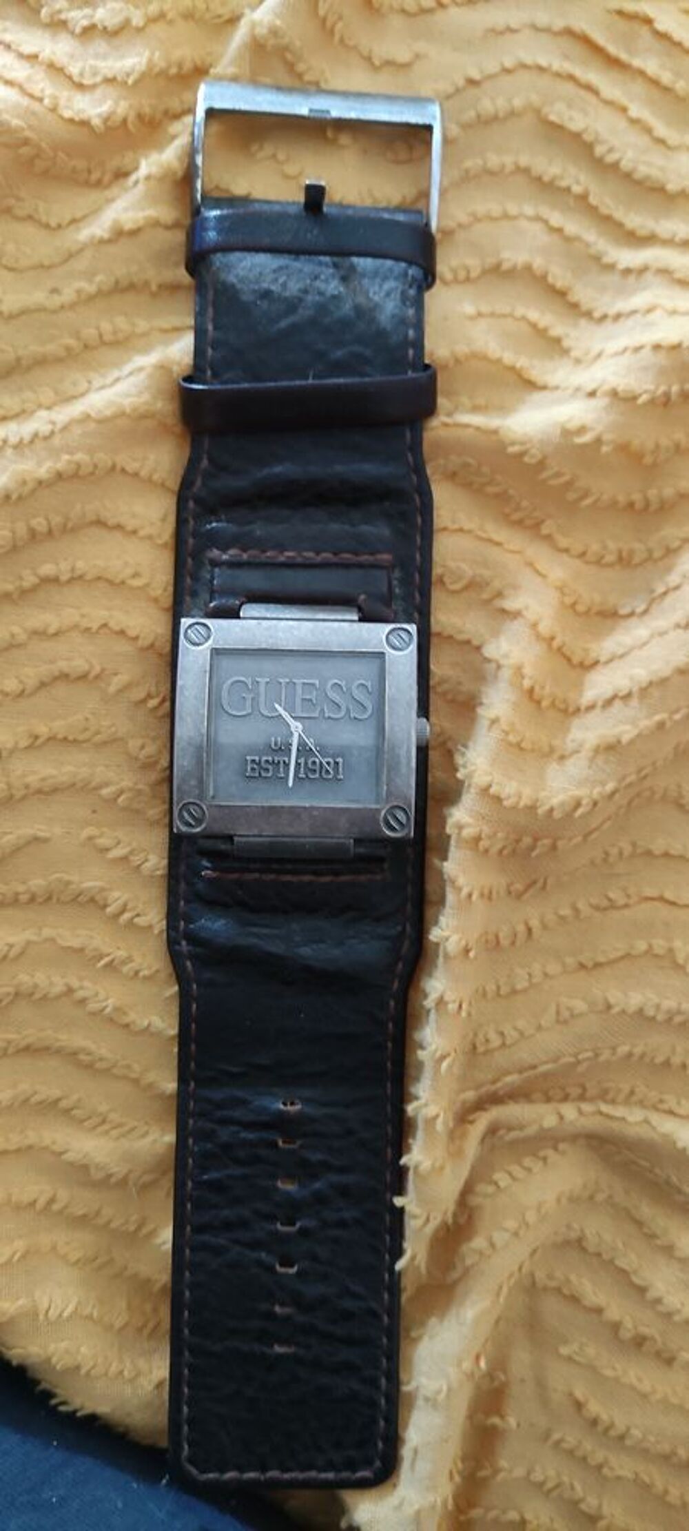 Montre en cuir Guess port&eacute; deux fois Bijoux et montres