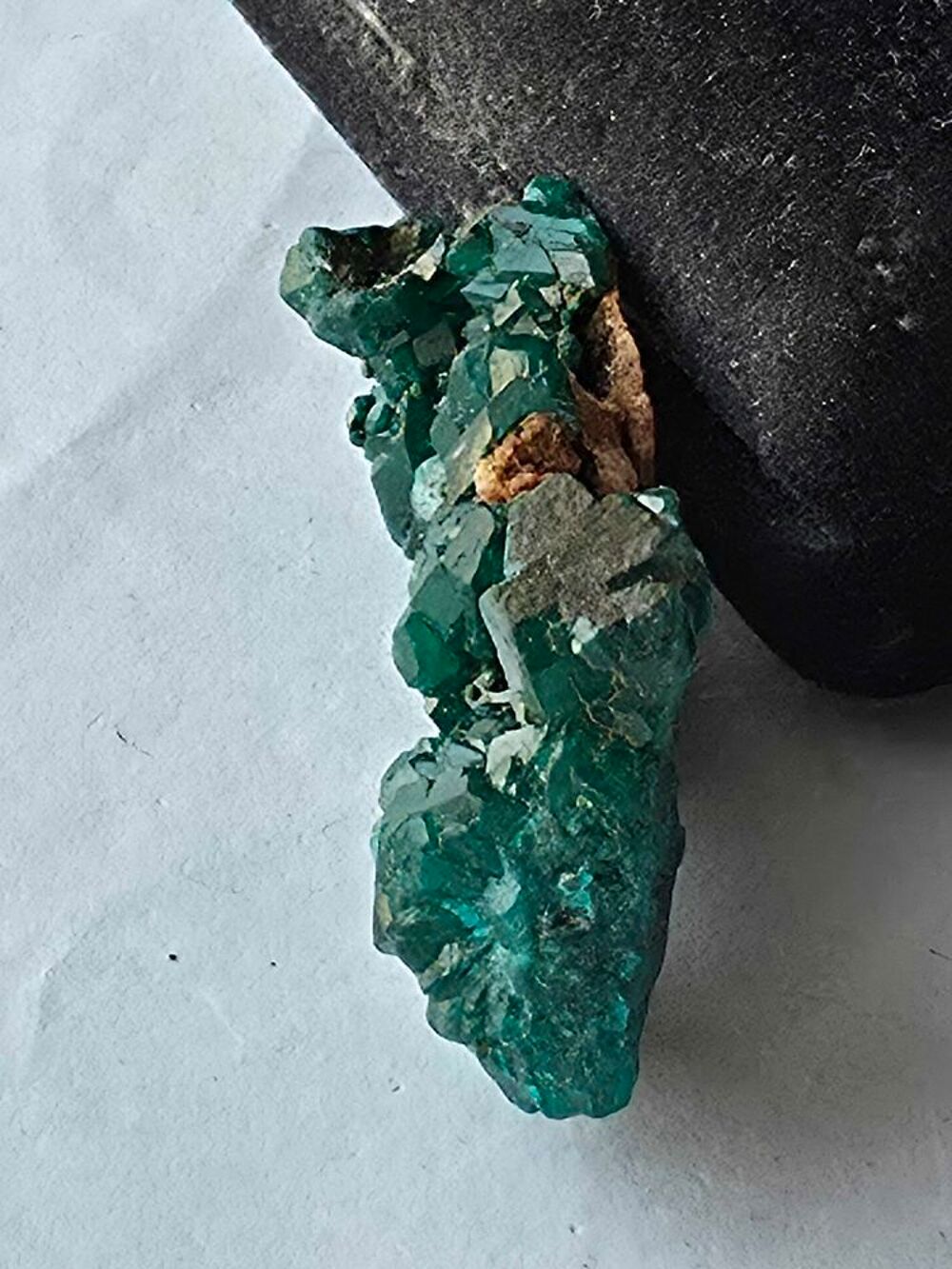 Dioptase brute sur matrice-Min&eacute;ral de collection Katanga 15g 