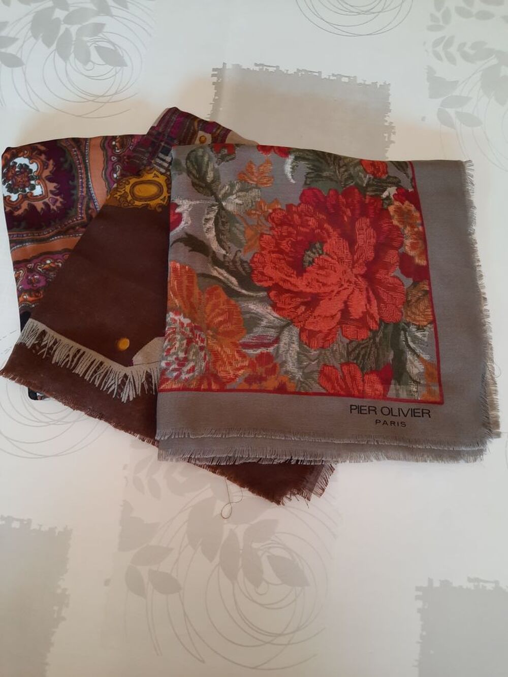 CARRES,FOULARDS Vêtements