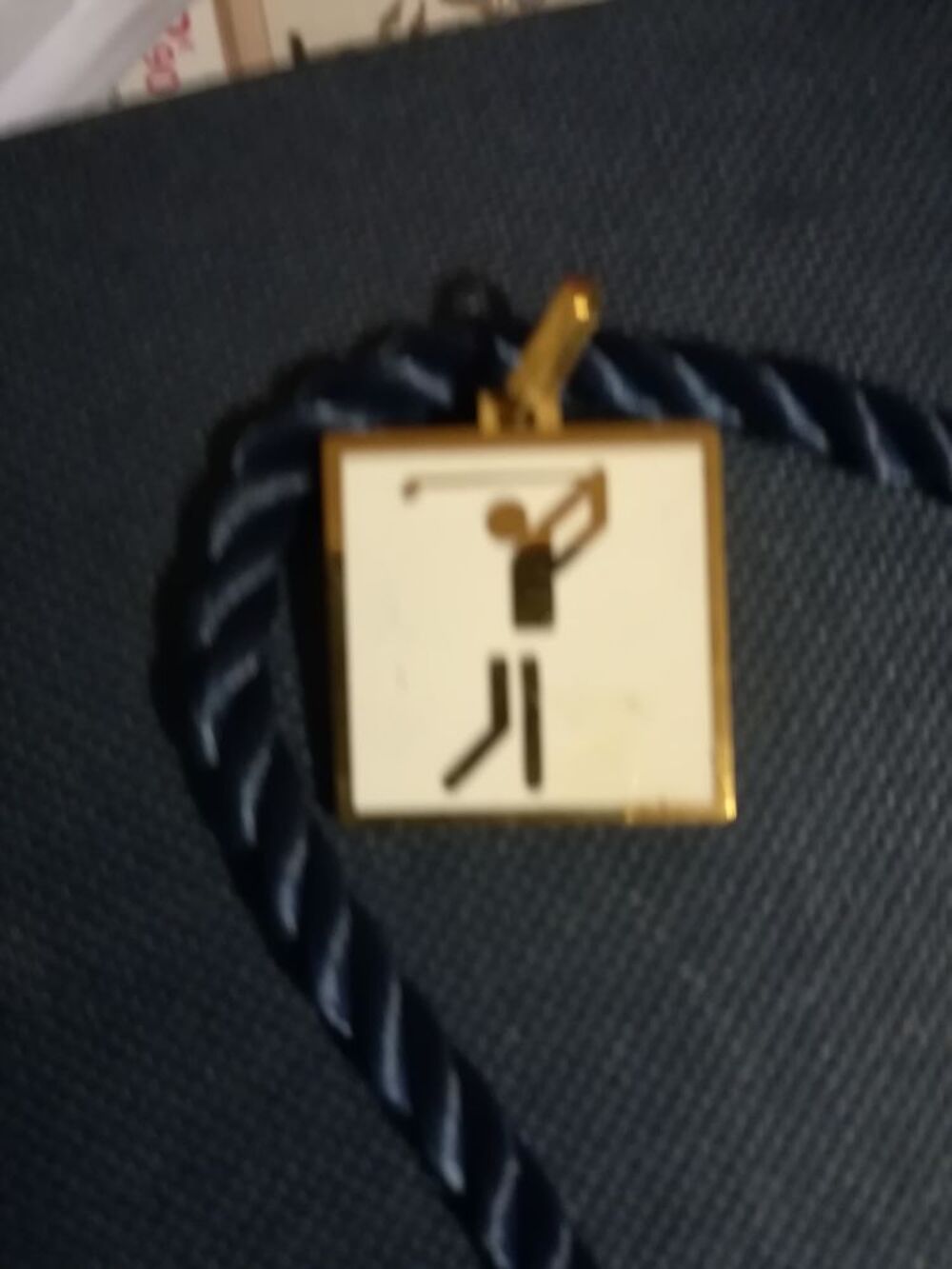 M&eacute;daille en plaqu&eacute; or Bijoux et montres