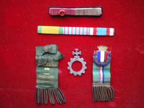 Barrettes de décorations, insignes et chapelet scout. 20 Caen (14)