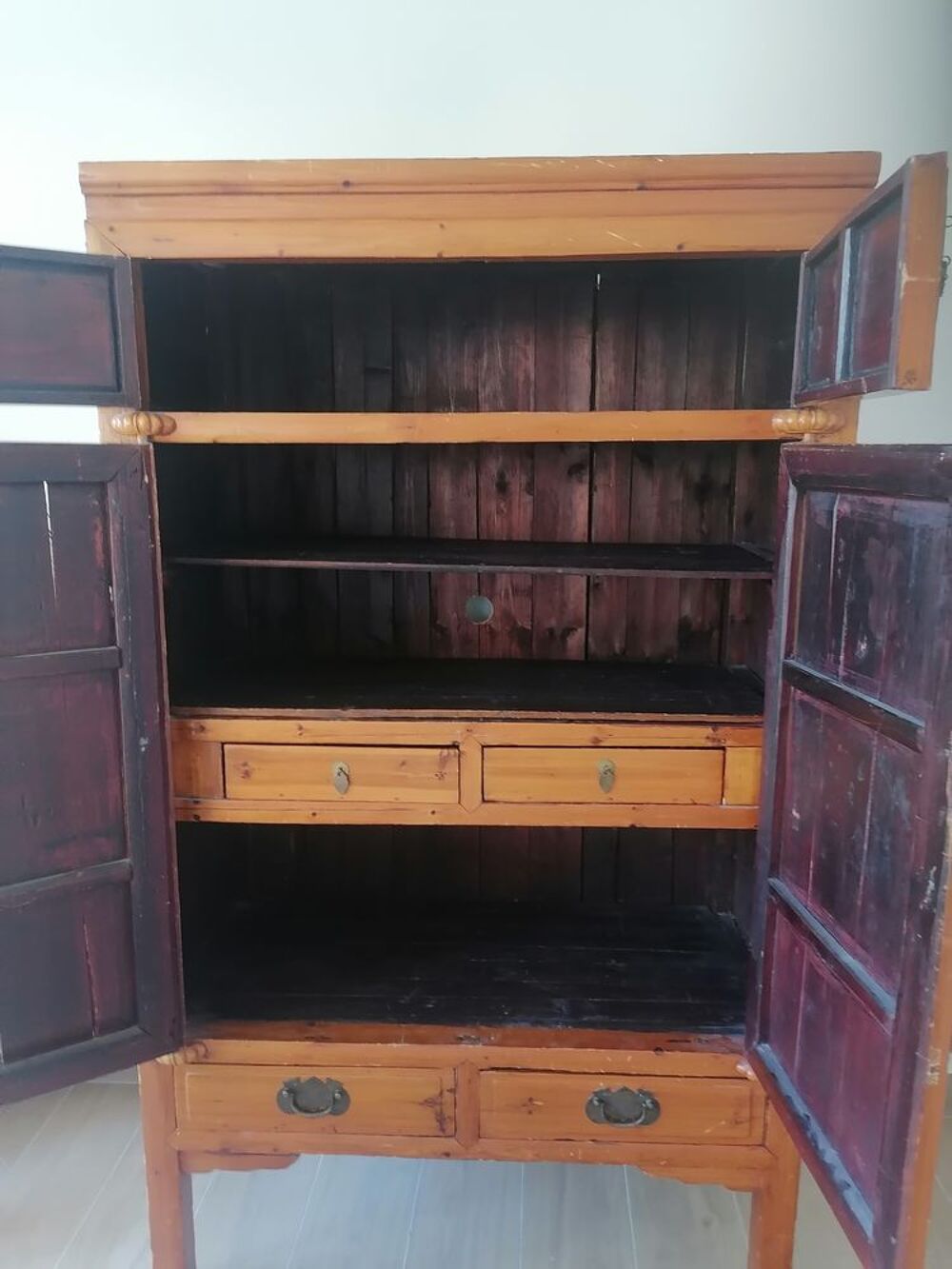 Armoire en bois d&eacute;cor&eacute;e style asiatique Meubles