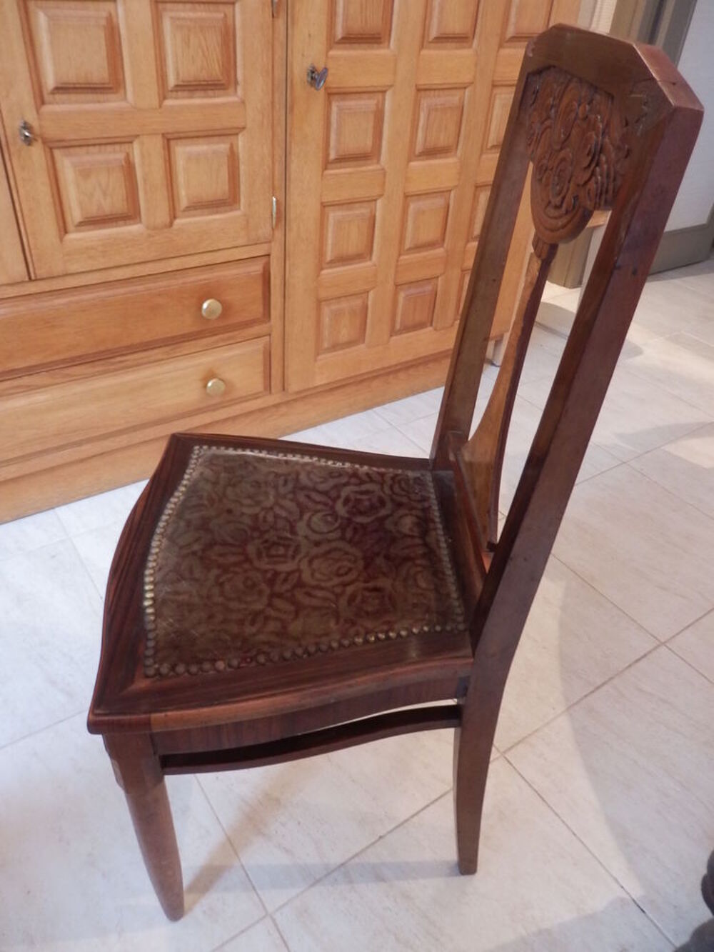 Chaise sculpt&eacute;e en bois Meubles