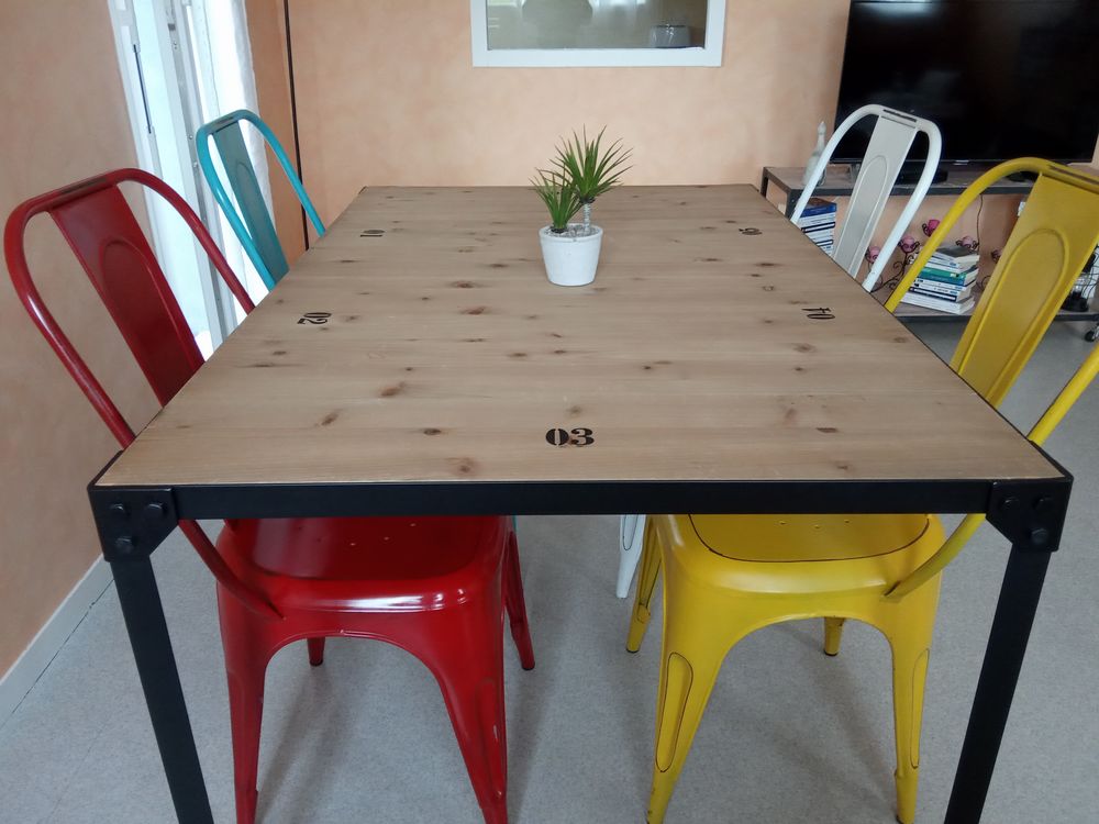 table industrielle et ses chaises Meubles