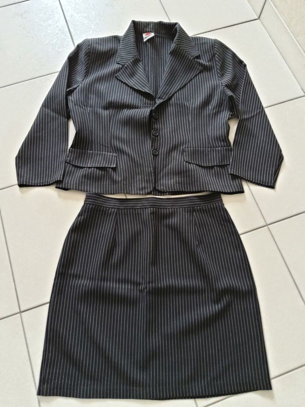 ENSEMBLE VESTE JUPE Vêtements