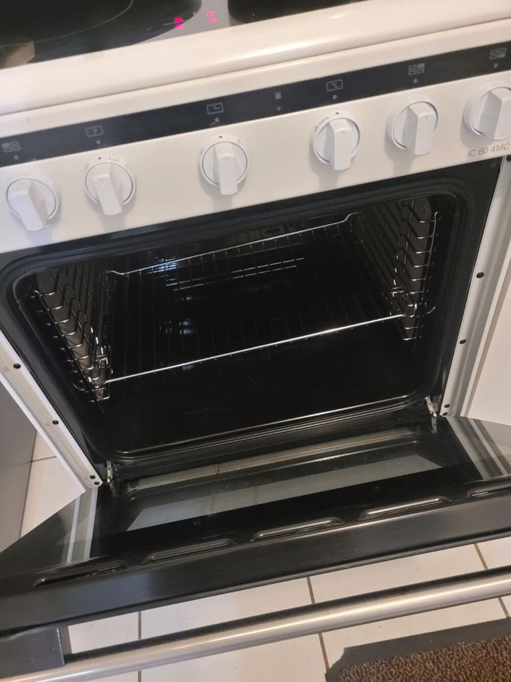 Plaque de cuisson &agrave; induction avec four int&eacute;gr&eacute; Electroménager