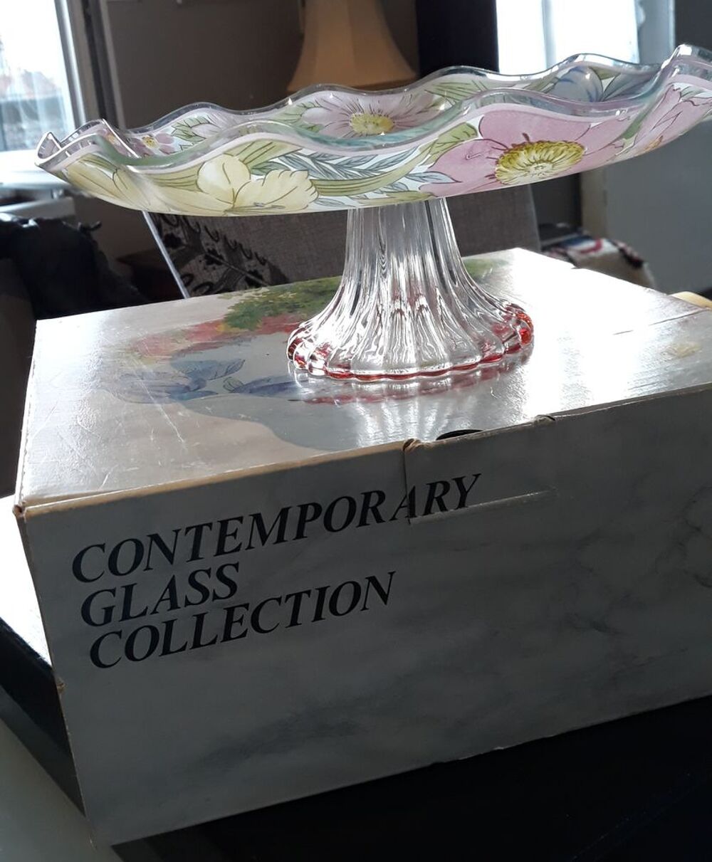 Plat sur pied d&eacute;cor&eacute; pour g&acirc;teaux Cuisine