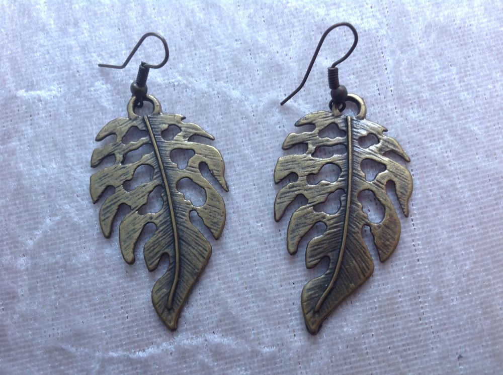 BOUCLES D'OREILLES FEUILLES AJOUR&Eacute;ES Envoi Possible
Bijoux et montres