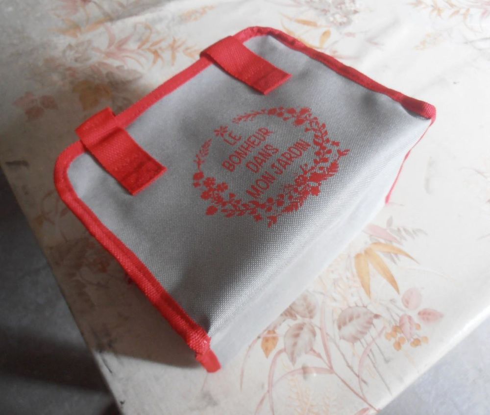 Sac isotherme gris rouge Le bonheur dans mon jardin NEUF
Maroquinerie