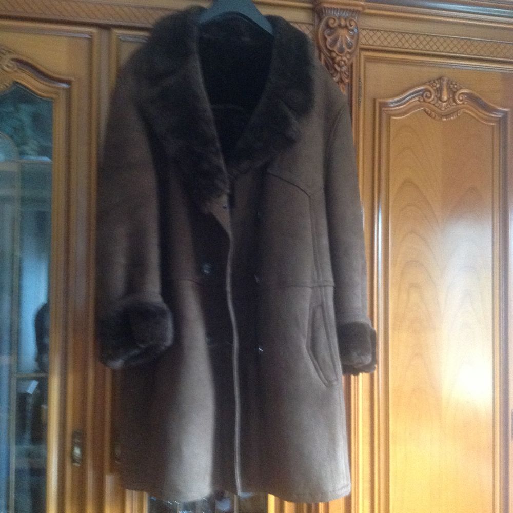 Magnifique 3/4 en mouton retourn&eacute; . Vtements