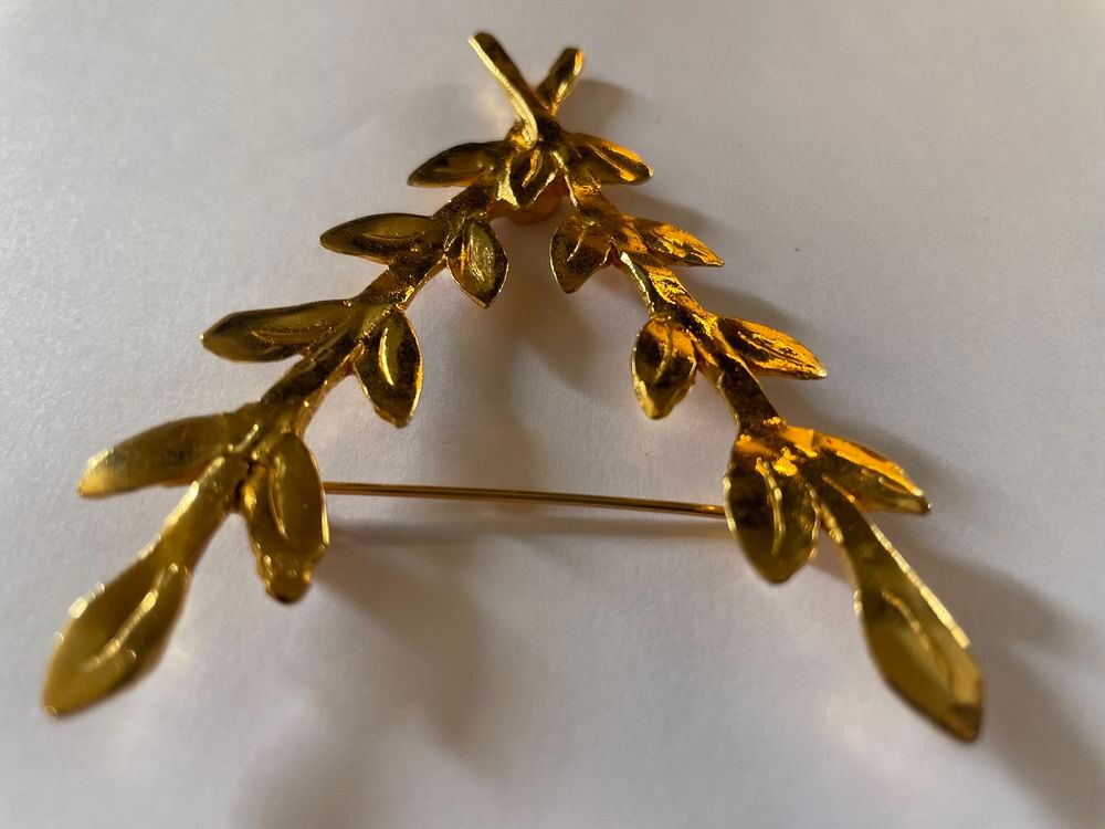 Broche dor&eacute;e feuille laurier en V Ines De La Fressange Bijoux et montres