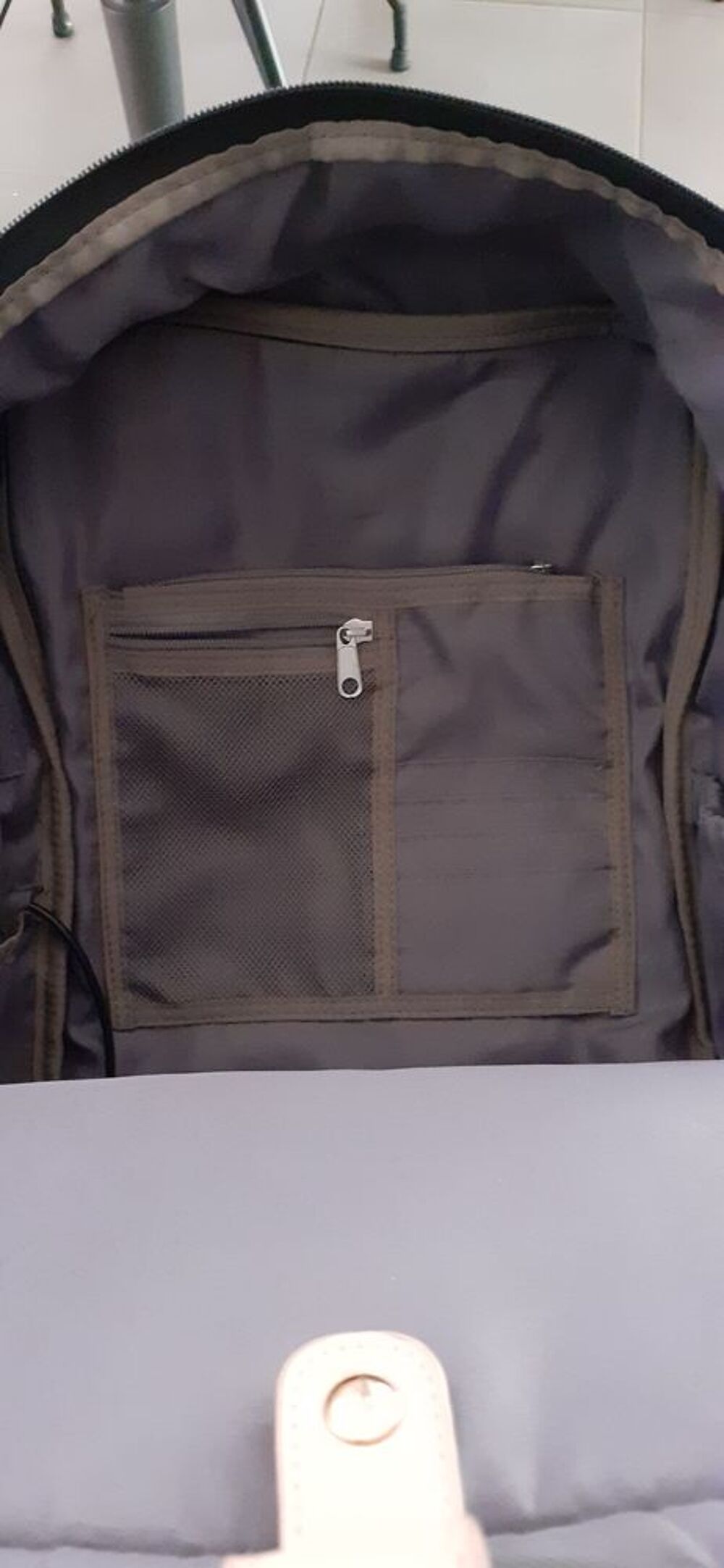 sac &agrave; dos avec port USB
Maroquinerie
