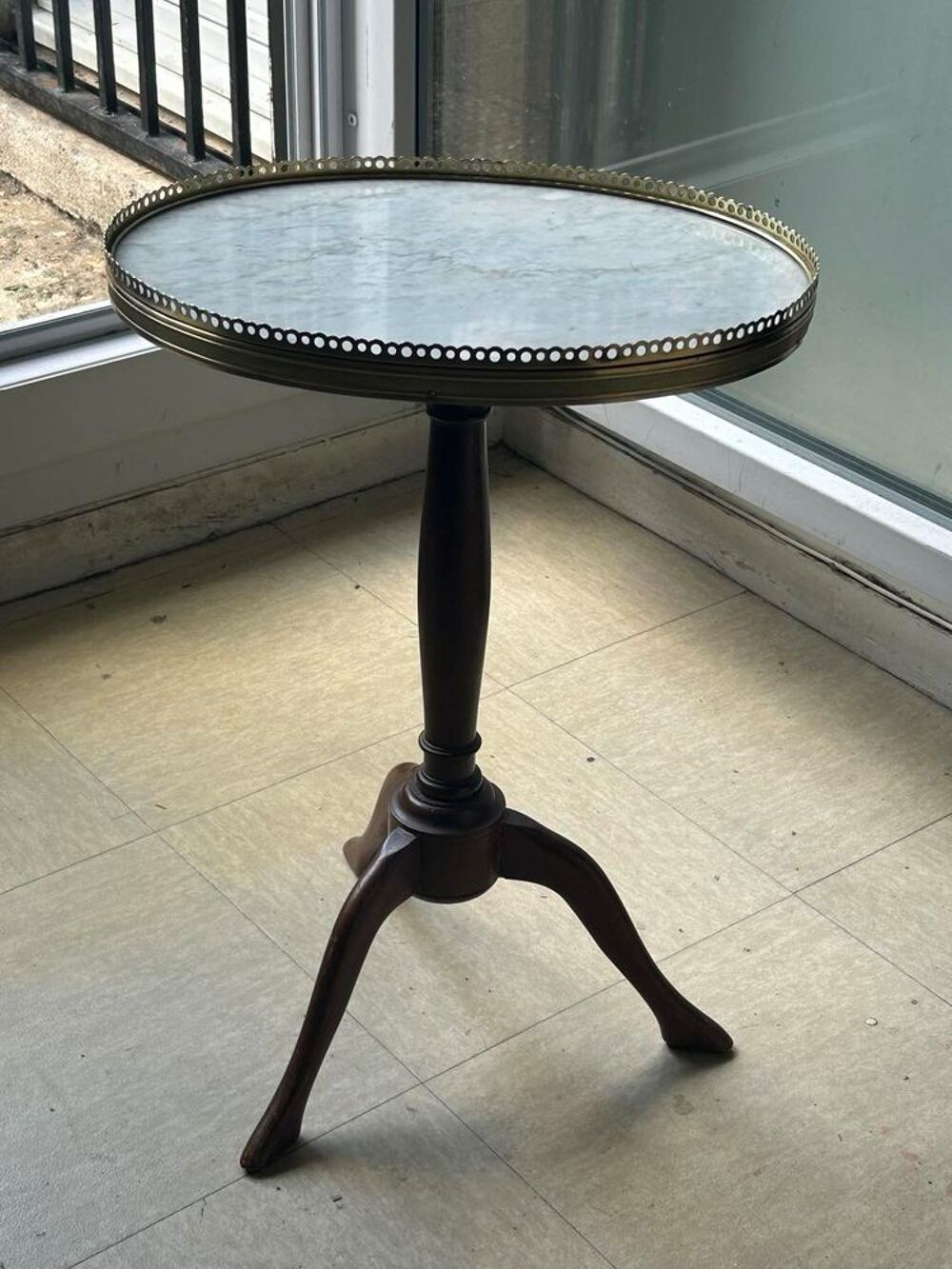 Gu&eacute;ridon ovale tripode style louis xvi acajou
Meubles
