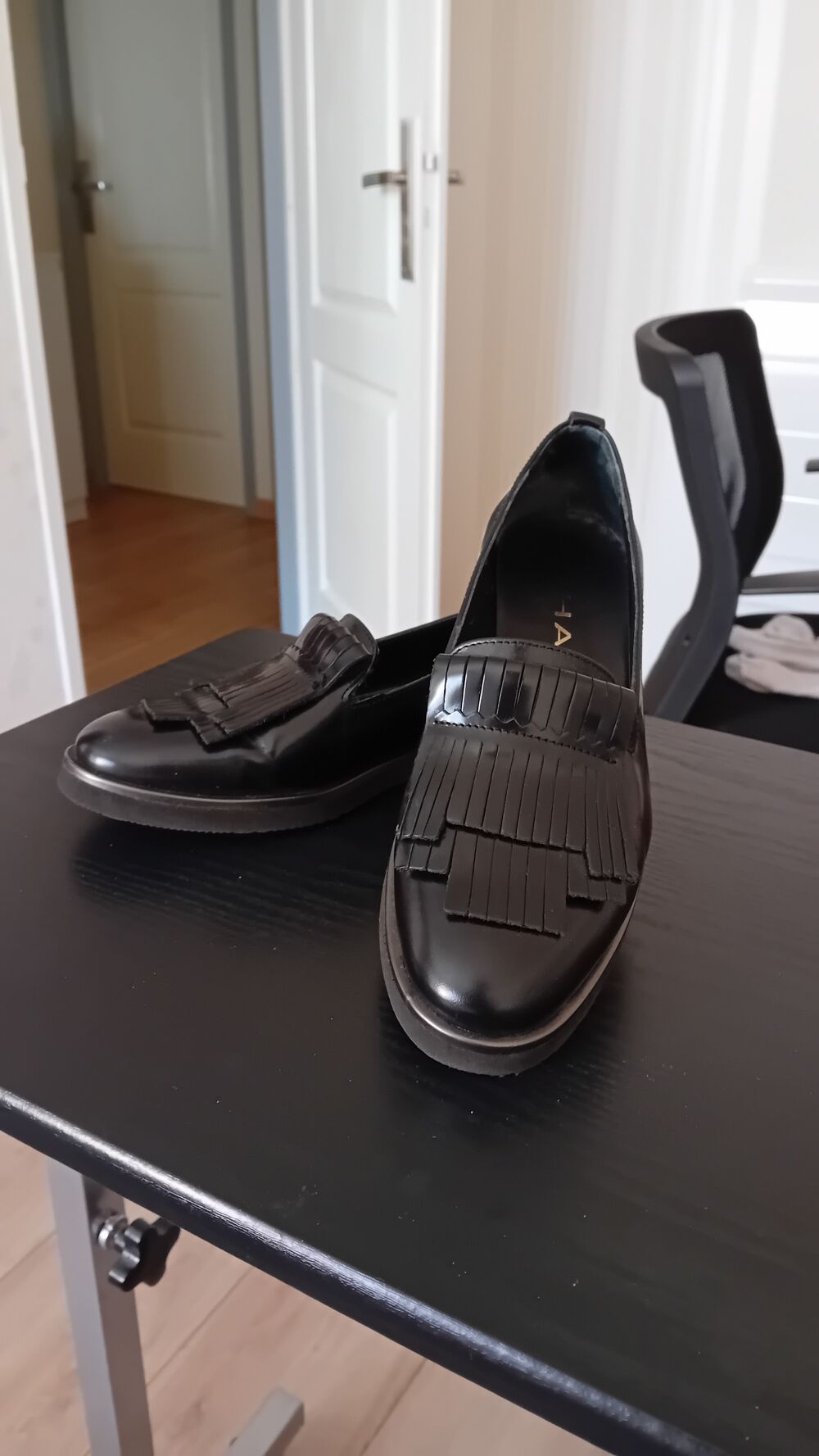 MOCASSINS COULEUR NOIRE MARQUE J HAY Chaussures
