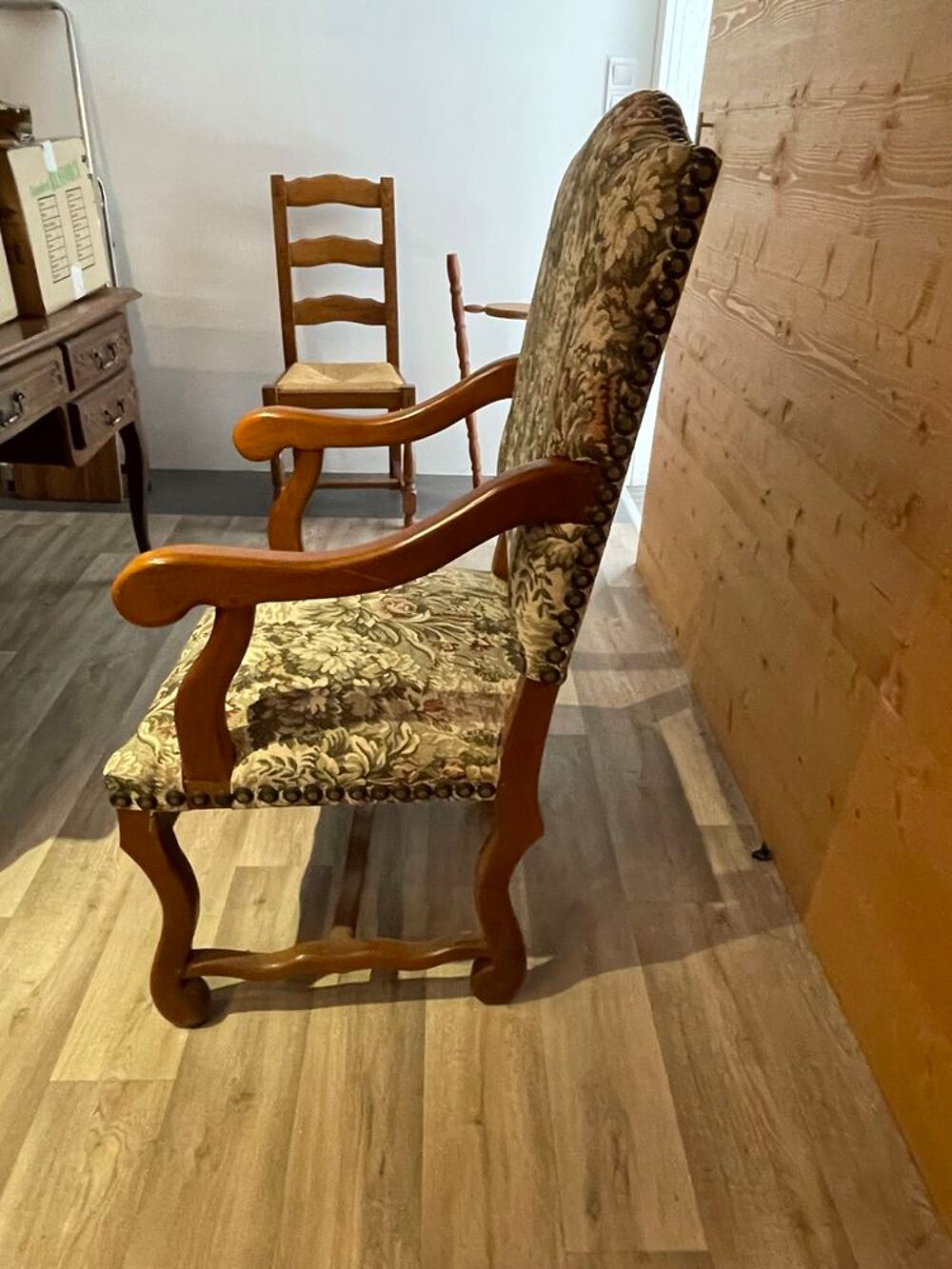 Fauteuil rembourr&eacute; en bois massif et tissu avec accoudoirs Meubles