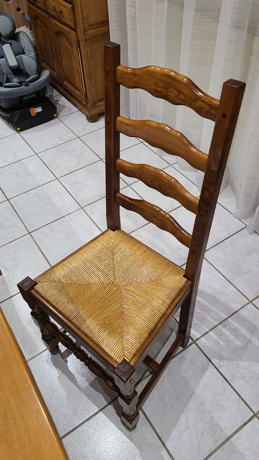 Salle &agrave; manger compl&egrave;te pour petit budget.
&Eacute;tat impeccable. Meubles
