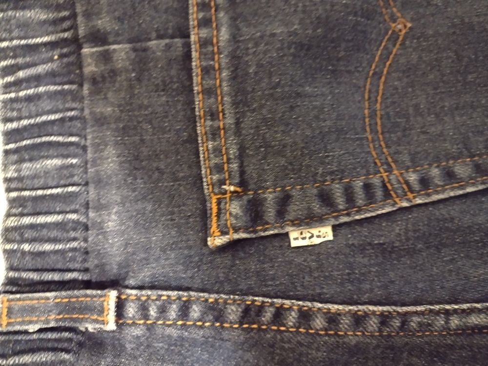  Jean Levis' large.
.
Vêtements