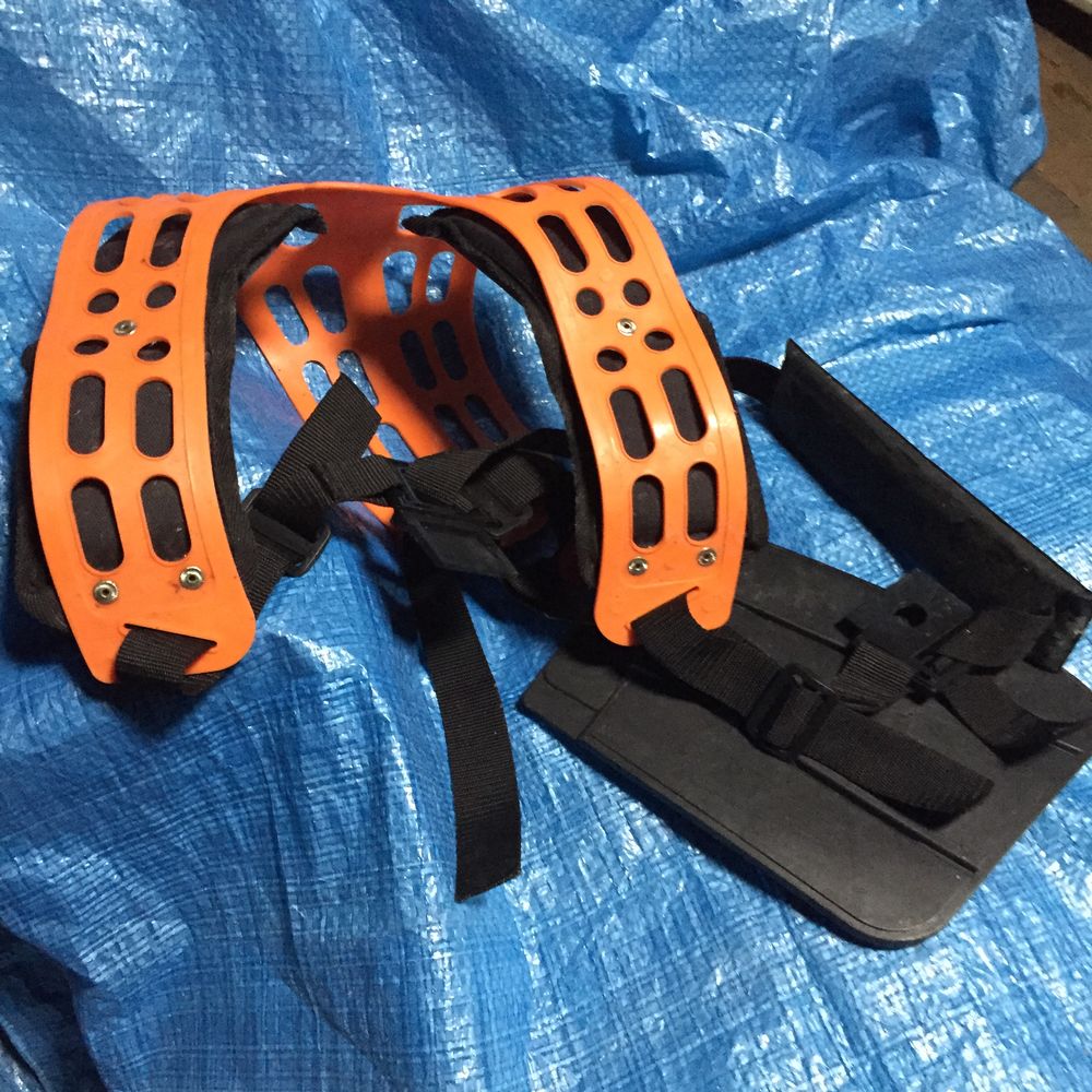 DEBROUSSAILLEUSE thermique, marque STIHL ,outils adaptables Jardin