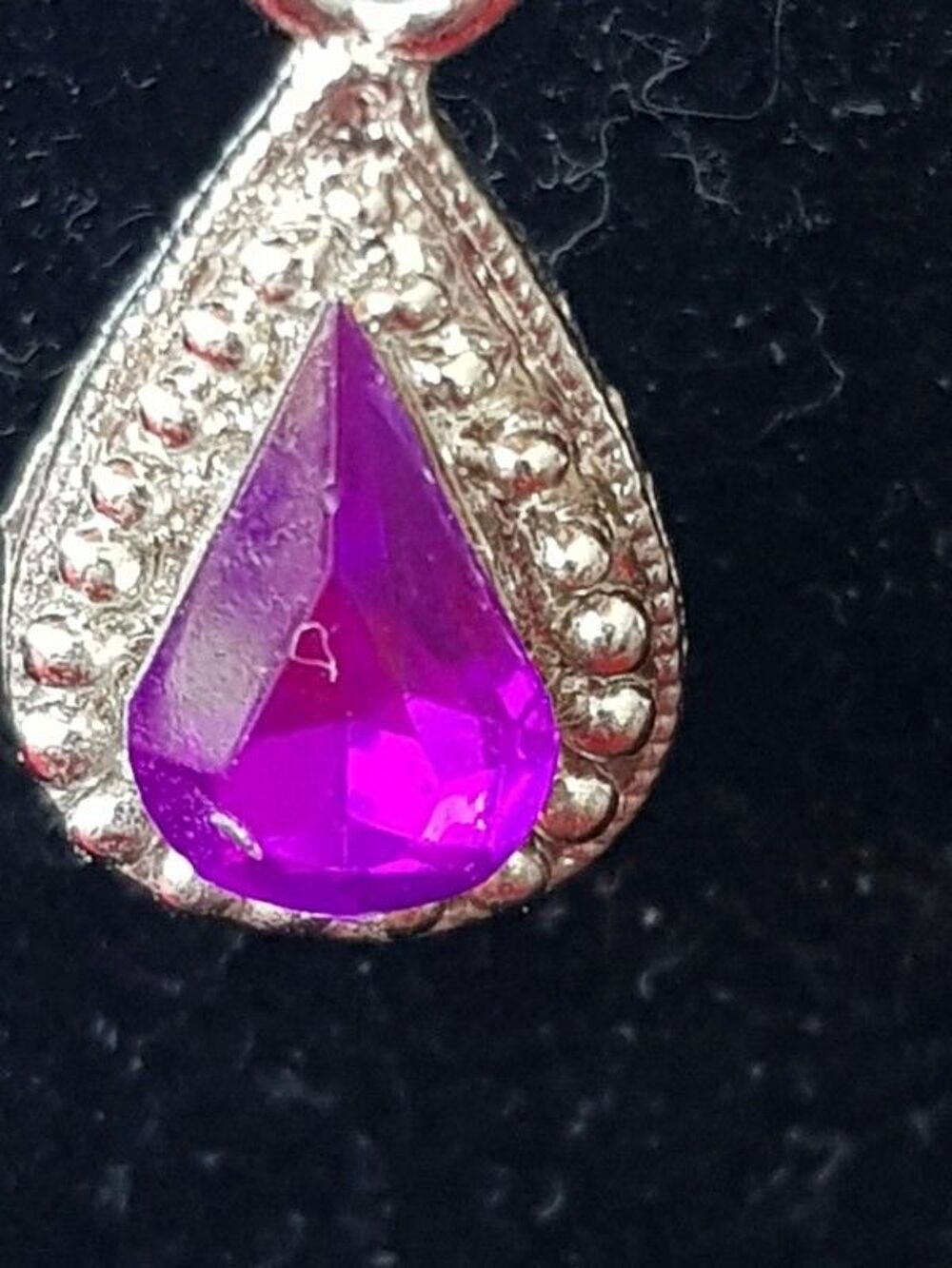 Boucles d oreilles argent&eacute;es et violettes neuves 3 cm de lon Bijoux et montres