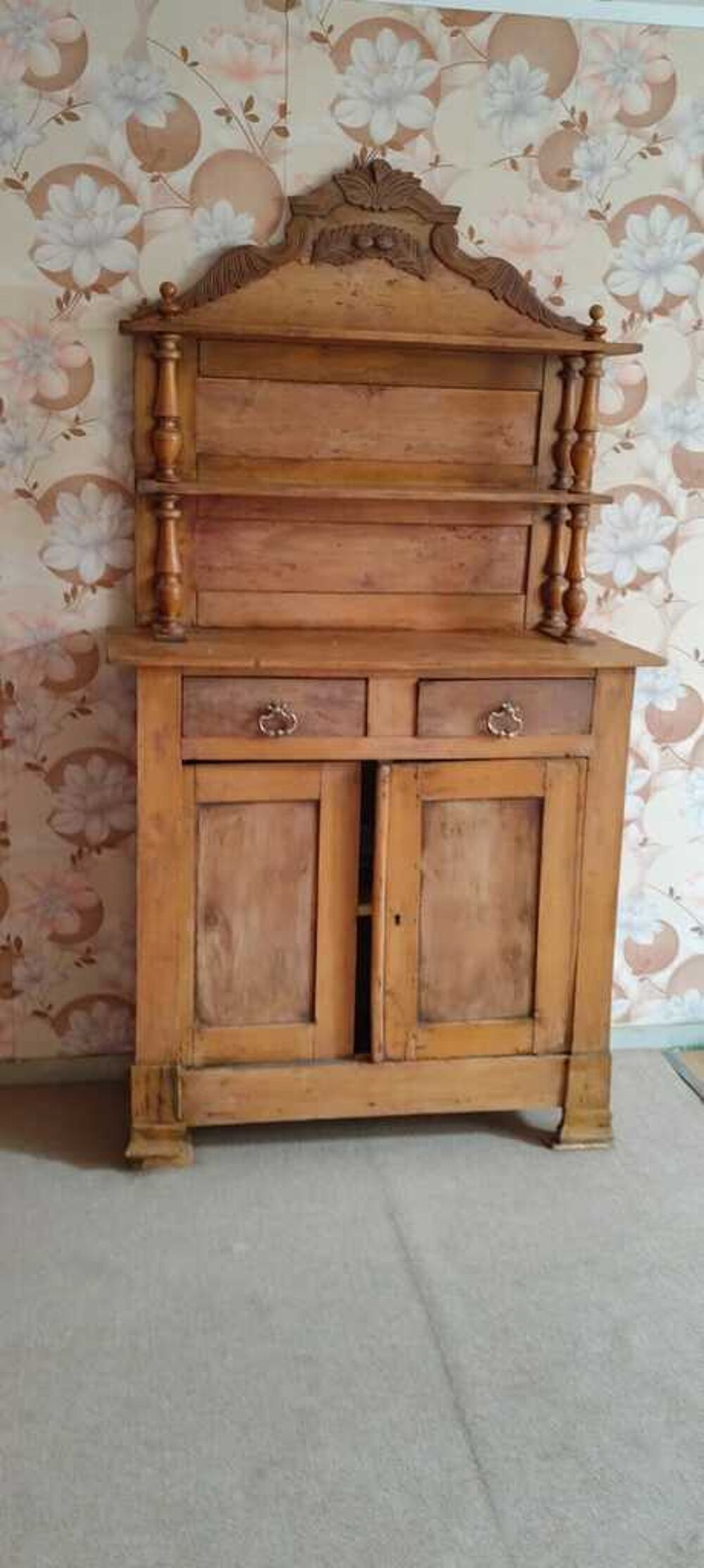 Buffet bois avec &eacute;tag&egrave;re sculpt&eacute;e Meubles