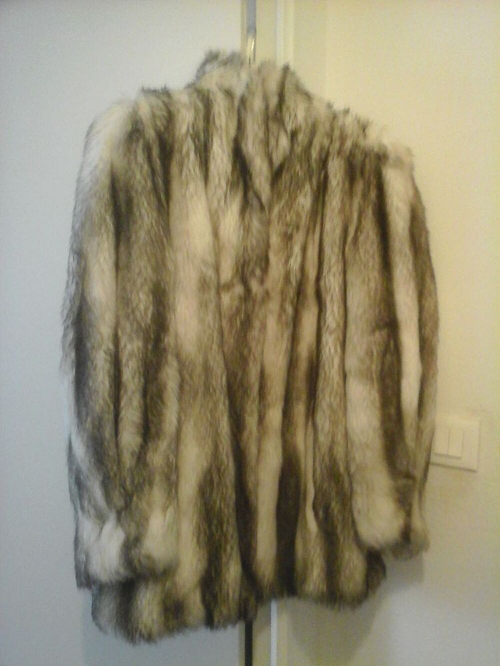 Veste fourrure synth&eacute;tique de plusieurs couleurs. Vêtements