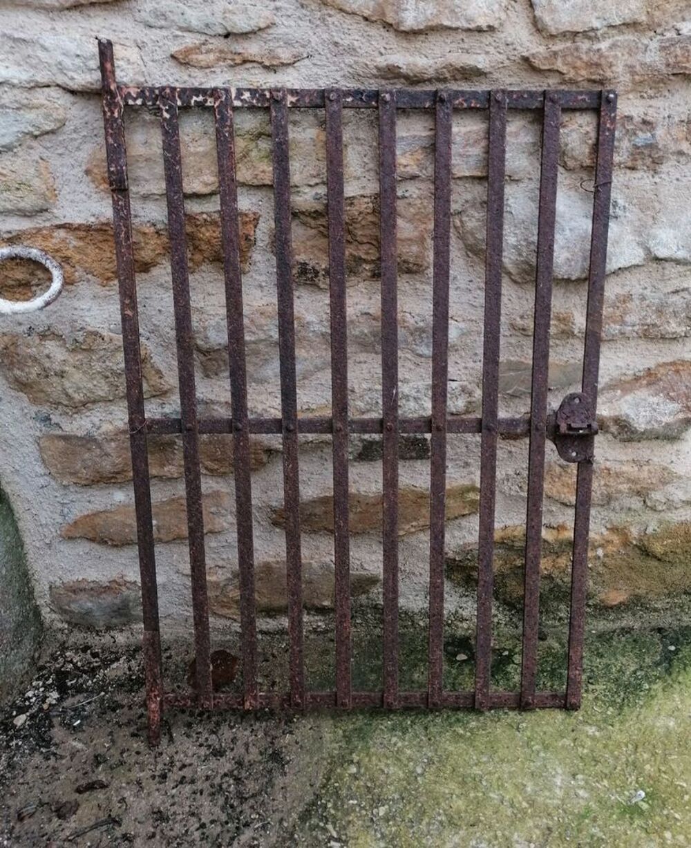 Tr&egrave;s ancienne grille-porte de puits-fontaine en fer forg&eacute; Décoration