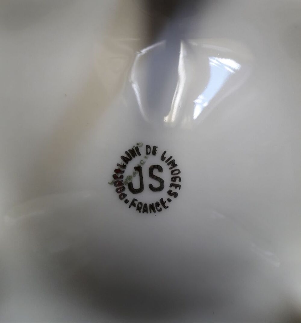 Bonbonni&egrave;re tripode en porcelaine de Limoges ( J-S ) 