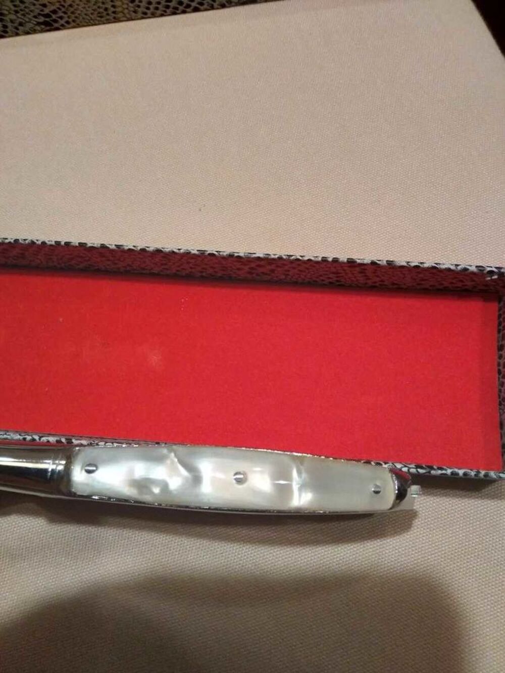 CISEAUX &agrave; € DECOUPER LA VOLAILLE MARQUE " NOGENT "EN NACRE, JAMAIS UTILISE AVEC SA BO&Icirc;TE D'ORIGINE : ANNEES 1970's EN PARFAIT ETAT Electroménager