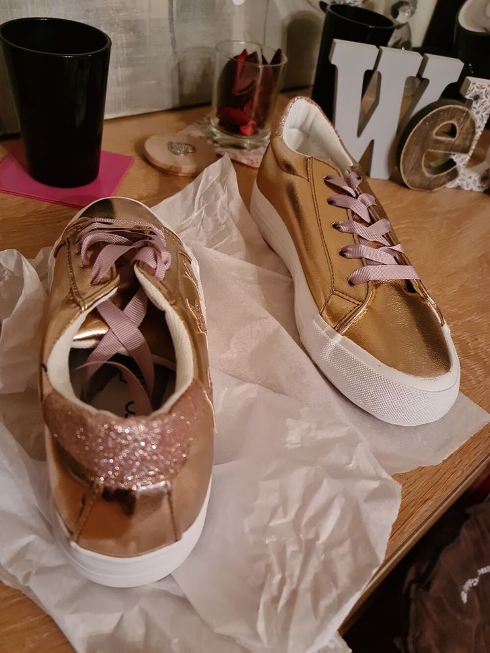 Tr&egrave;s belles baskets neuves ros&eacute; cuivr&eacute; P39. Chaussures