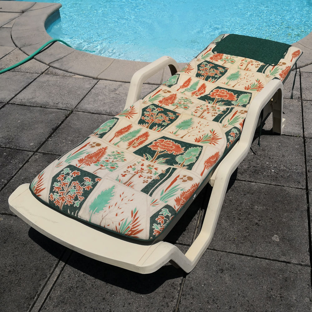 tr&egrave;s confortable lit de piscine et matelas en excellent &eacute;tat Jardin