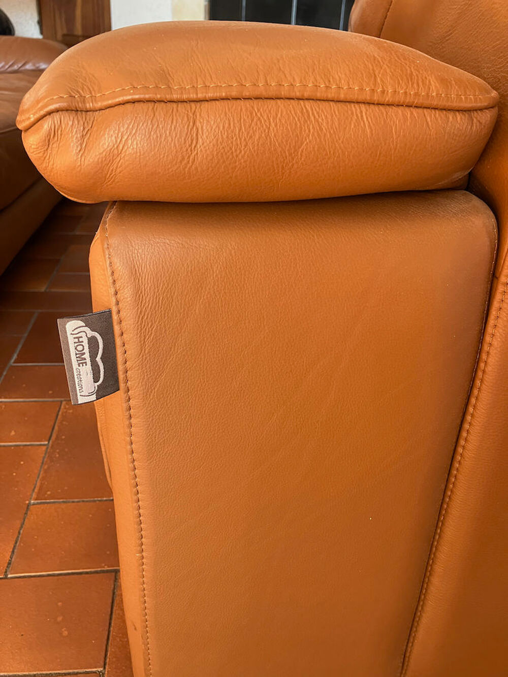 Canap&eacute; 2/3 places et fauteuil assorti en cuir. Meubles
