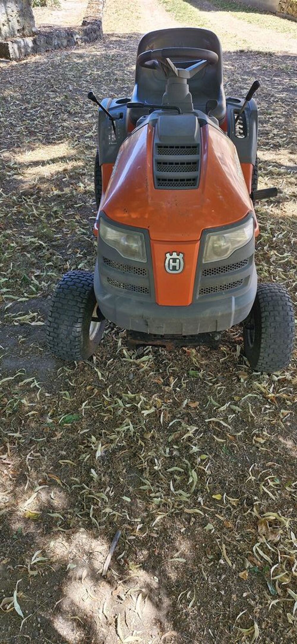 Autoport&eacute;e HUSQVARNA mod&egrave;le LT151 ann&eacute;e 2008
Jardin