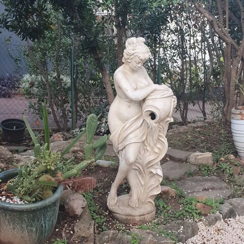 statue femme porteuse d'eau en pierre reconstitué 
Saint-Raphaël (83)