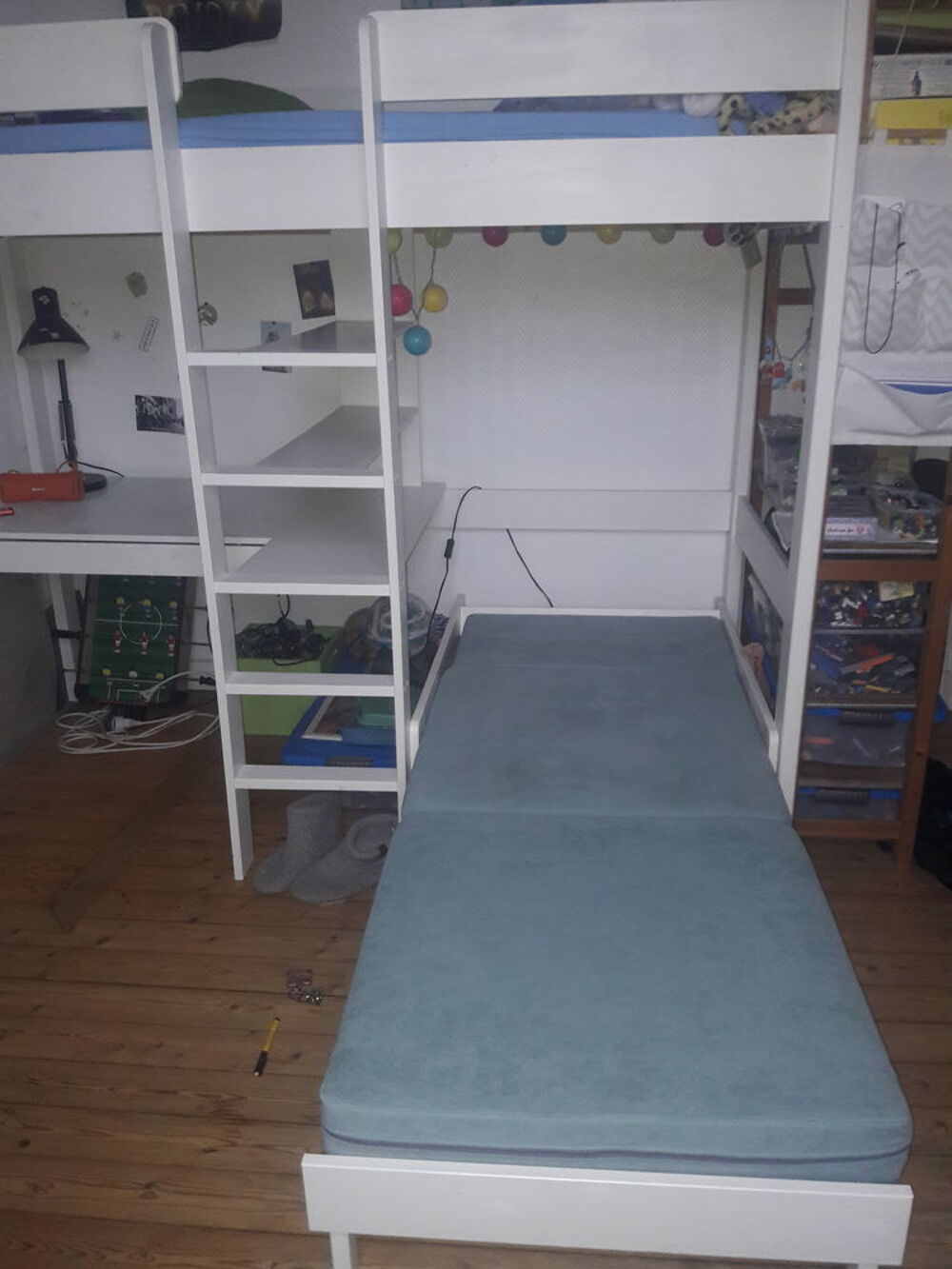 Lit mezzanine compact avec bureau chauffeuse et &eacute;tag&egrave;res. Meubles