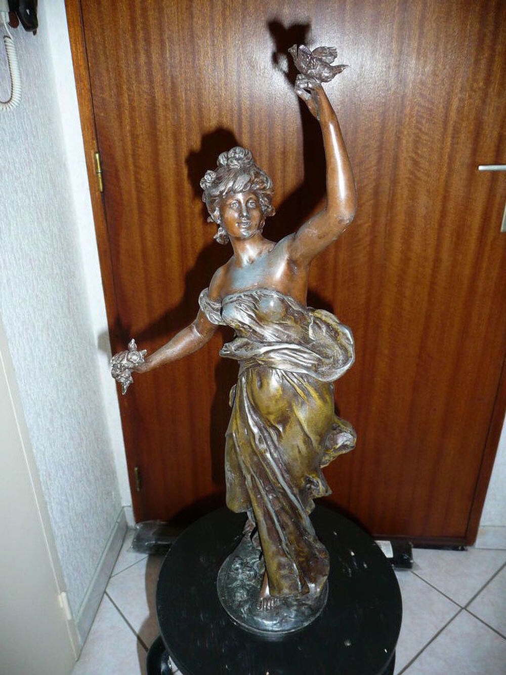 Statue en r&eacute;gule Jeune femme type Marianne 