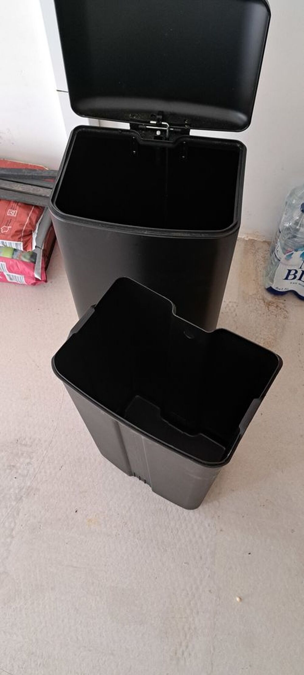 Poubelle 30 l, m&eacute;tal, neuve avec seau int&eacute;rieur Electroménager