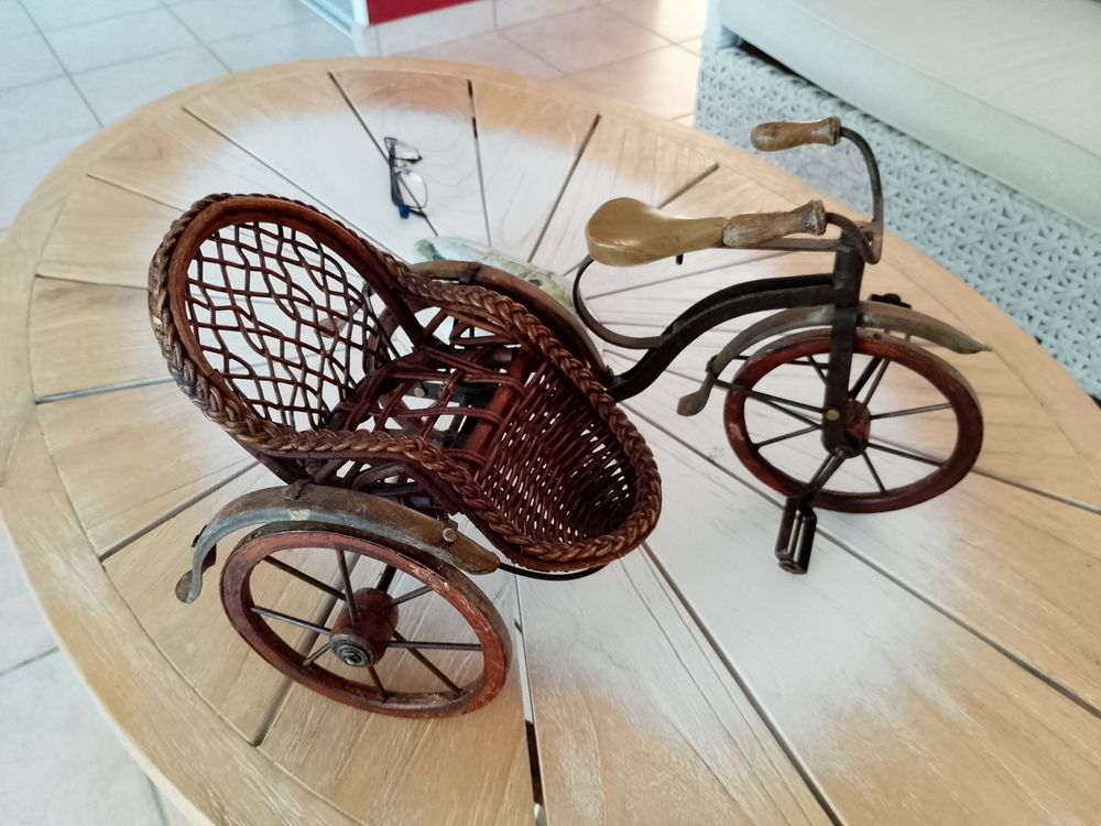 Tricycle d&eacute;coratif ancien en osier tress&eacute; bois et m&eacute;tal. Bon Décoration