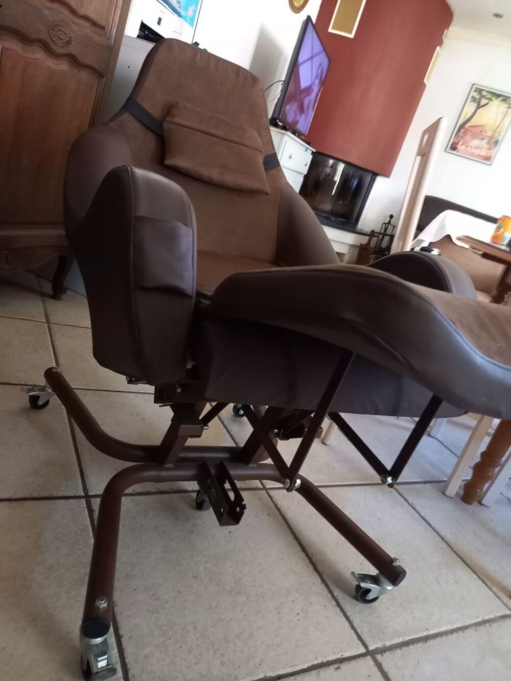 fauteuil m&eacute;dicalis&eacute; &agrave; roulettes pour personne avec handicap Meubles