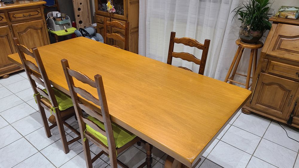Salle &agrave; manger compl&egrave;te pour petit budget.
&Eacute;tat impeccable. Meubles