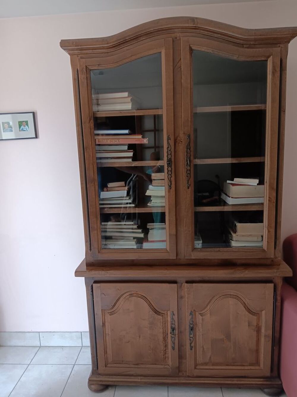 meuble avec vitrine et diverses &eacute;tag&egrave;res Meubles
