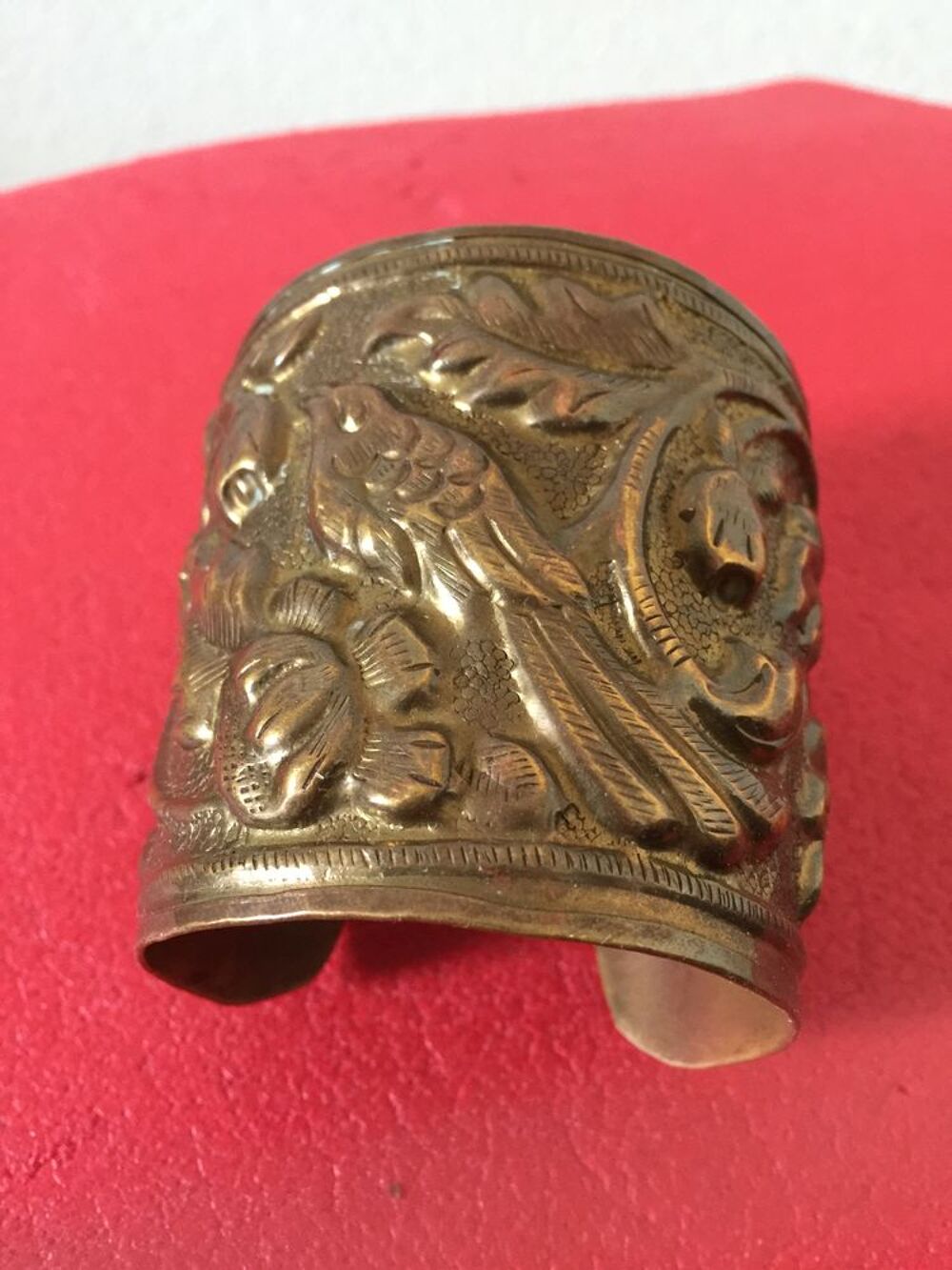 Manchette vintage en laiton repouss&eacute; Bijoux et montres